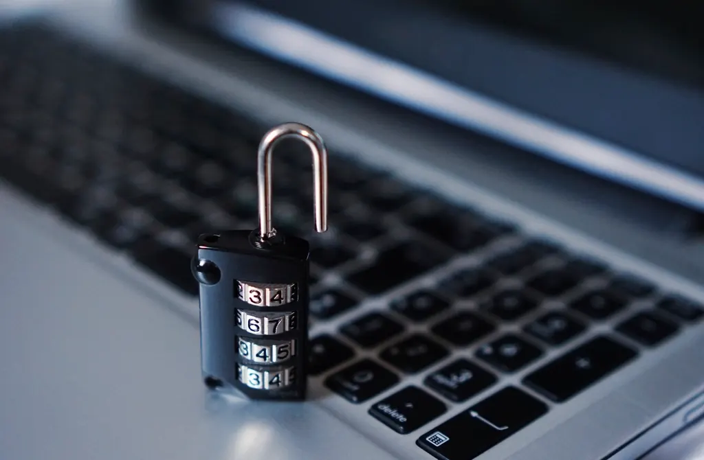 Candado sobre el teclado de un portátil